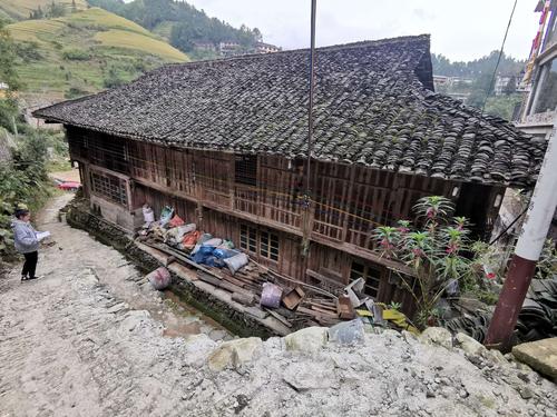 是传统的干栏式建筑,楼顶样式是歇山顶,这座民宿以竹木为主要建筑材料
